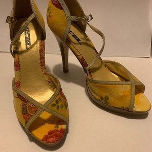 Vintage looking yellow floral heels